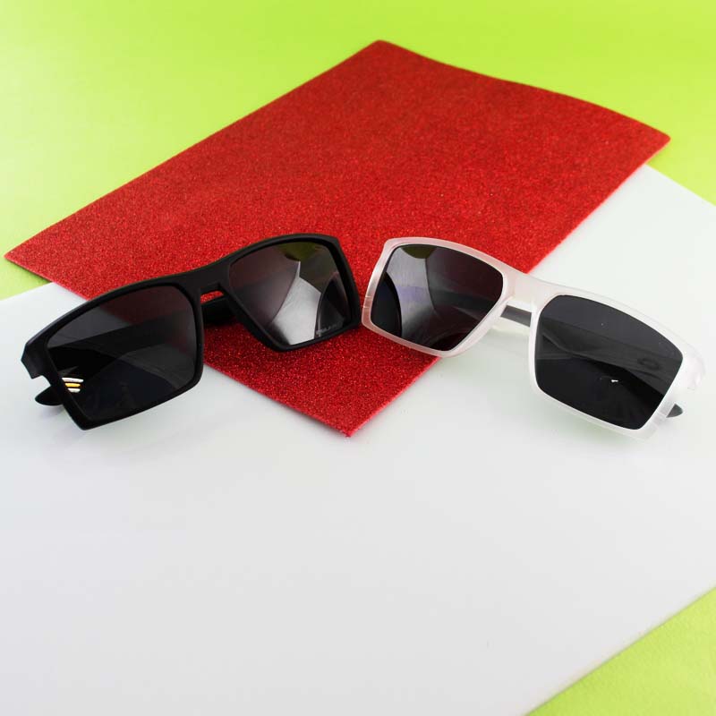 عینک آفتابی زنانه و مردانه برند Oakley مدل WG83106 - تصویر 2